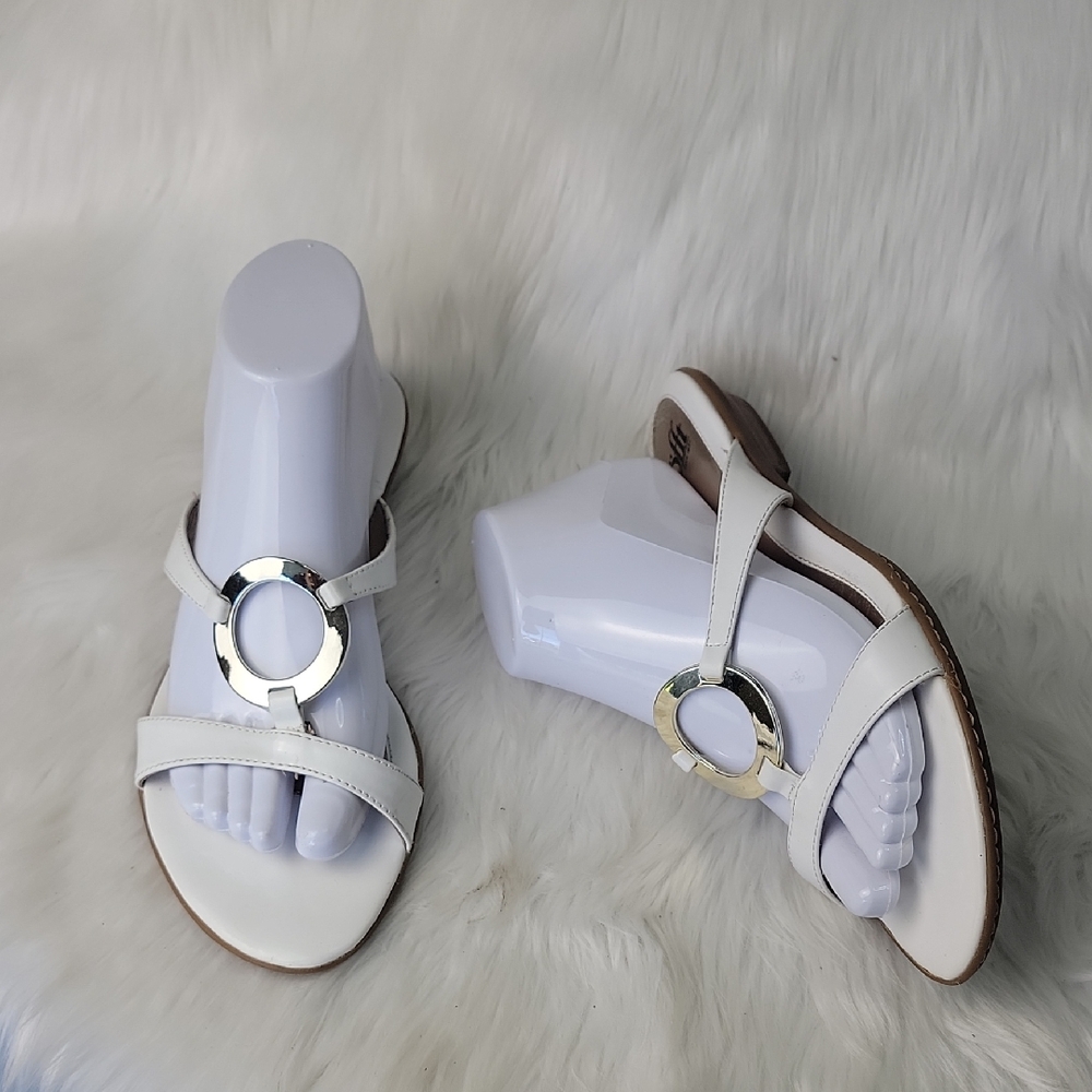 SOFFT White Silver Medallion Slip On Open Toe Comfort Preppy Boho Sandals 9.5